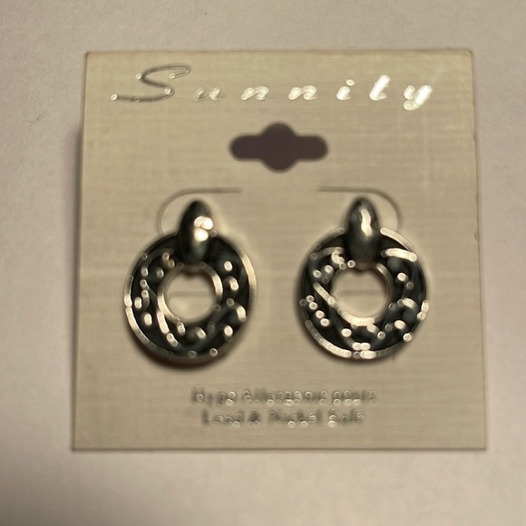 Silver Tone stud Earrings - New - Picture 1 of 3